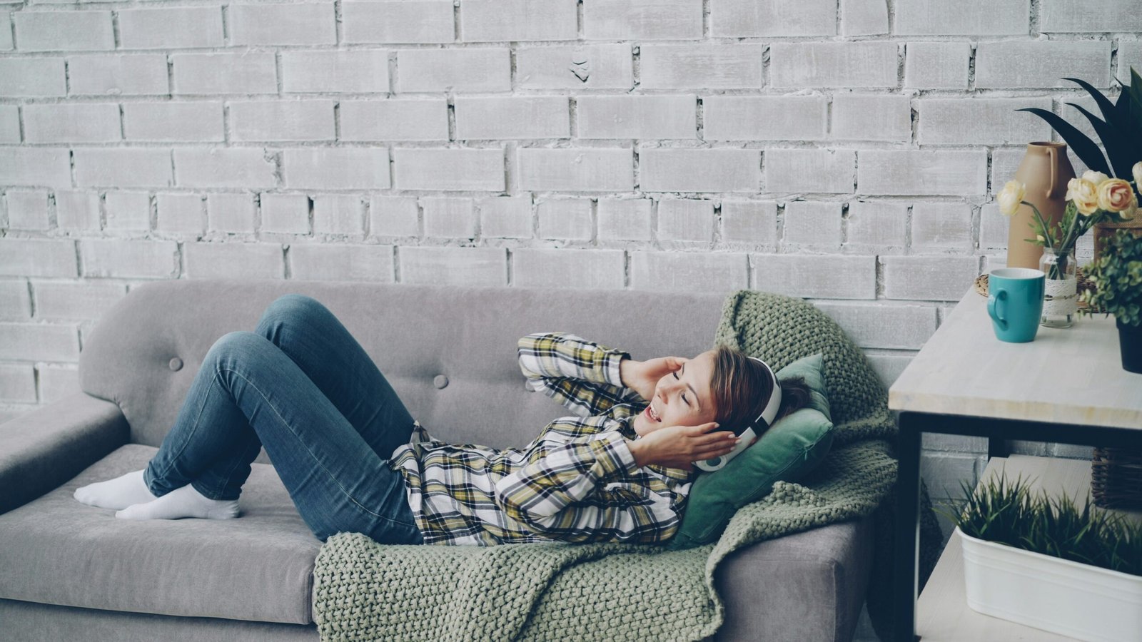 Alltagsszene in ruhigem Wohnraum bei neutralem Licht.