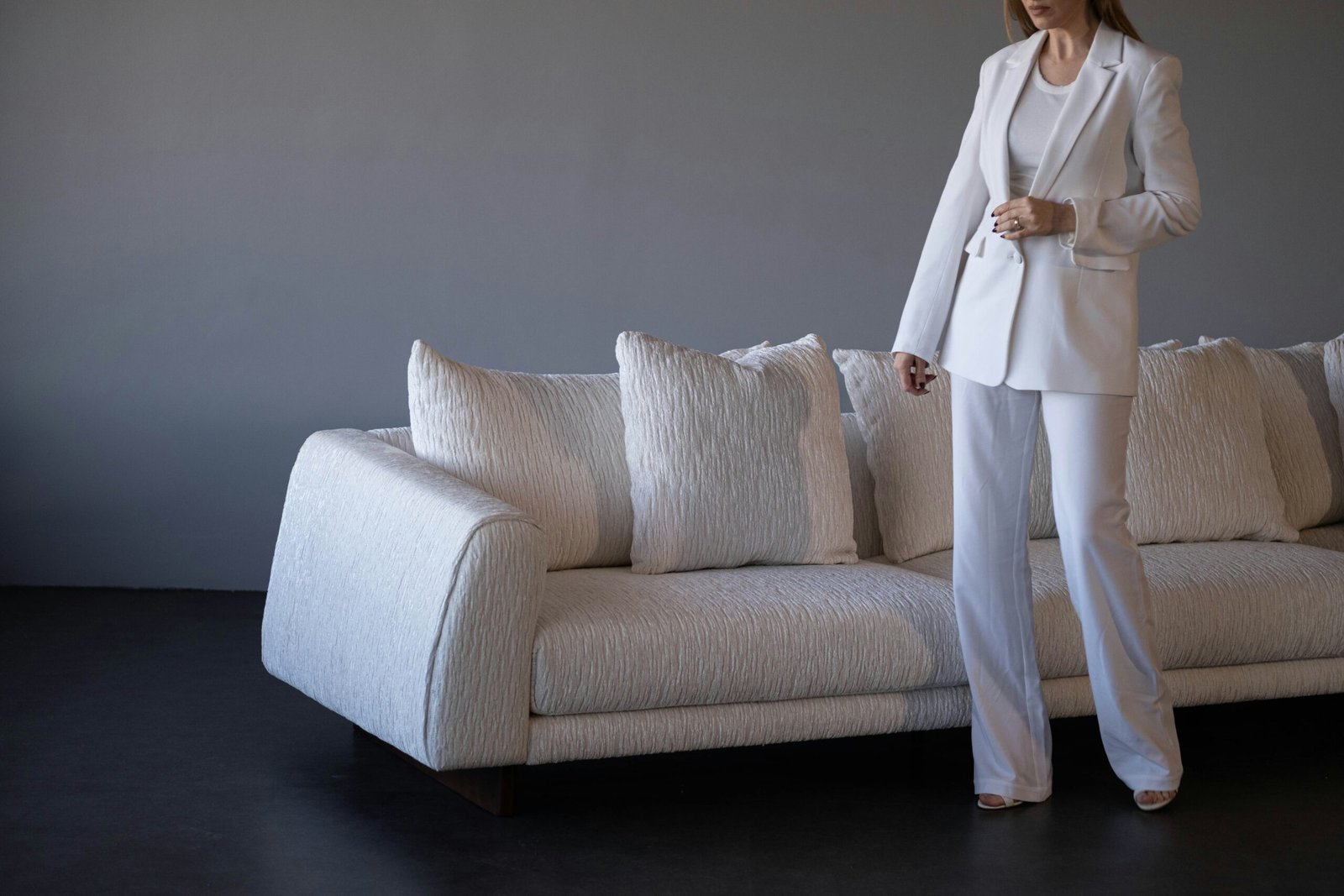 Stoffsofa in einem Wohnraum bei trockener Winterluft.