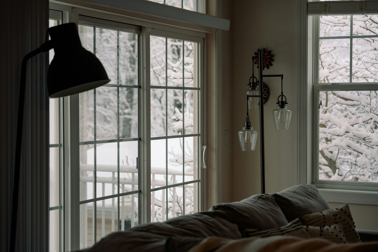 Wohnraum mit trockener Winterluft bei neutralem Licht.